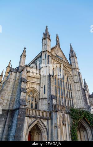 Die West Front Eingang façade der ikonischen gotischen Architektur Winchester Kathedrale in Winchester, Hampshire, Südengland, Großbritannien Stockfoto