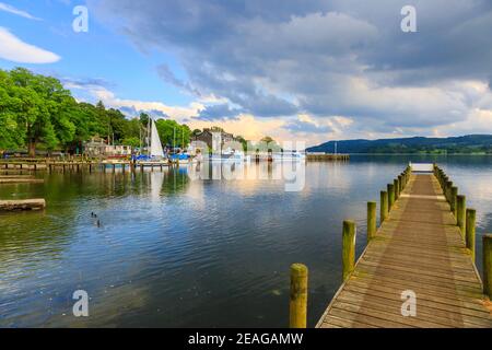 Blick über den Lake Windermere im englischen Lake District, Waterhead in Ambleside, Cumbria, Nordwestengland, Anlegesteg und Boote, die an der Küste festgemacht sind Stockfoto