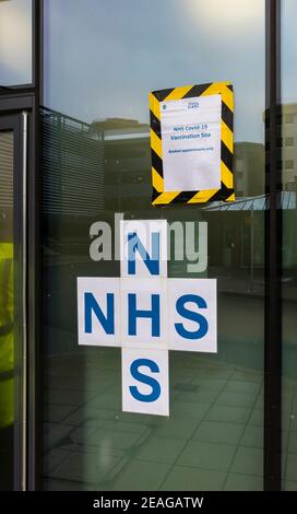 Eingang zur Impfstelle des NHS Covid-19 in Victoria Gate, Chobham Road, Woking, Surrey, Südostengland Stockfoto