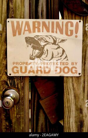 Wachhund Schild in Key West, Florida, FL USA. Südlichster Punkt in den kontinentalen USA. Insel Urlaubsziel für entspannten Tourismus. Stockfoto