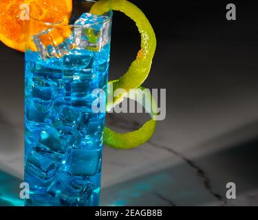 Ein appetitlich erfrischender Cocktail garniert mit Orange und Zitrone Stockfoto