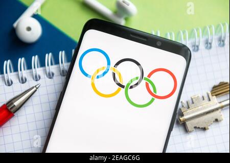 Polen. Februar 2021, 9th. In dieser Abbildung zeigt das Logo der Olympischen Spiele, das auf einem Smartphone mit Stift, Schlüssel, Buch und Headsets im Hintergrund angezeigt wird. Kredit: Mateusz Slodkowski/SOPA Images/ZUMA Wire/Alamy Live Nachrichten Stockfoto