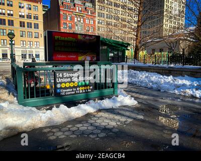 New York, NY, USA - 9. Februar 2021: U-Bahn-Eingang Union Square, umgeben von Schnee Stockfoto