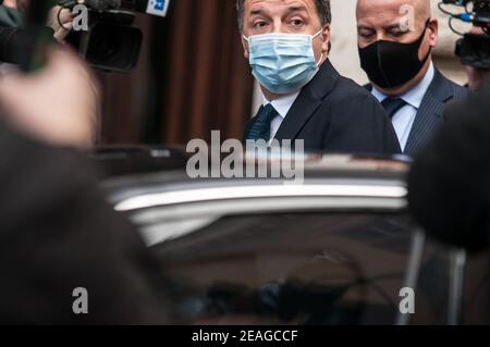 Rom, Italien. Februar 2021, 09th. ROM, ITALIEN - 09. Februar, iMAtteo Renzi Italia Viiva verlässt die Abgeordnetenkammer zu einem Treffen mit Mario Draghi, in Rom, Dienstag, 9. Februar 2021. Der ehemalige Chef der Europäischen Zentralbank Draghi berät sich mit Italiens Fraktionsparteien, nachdem er von Präsident Sergio Mattarella ausgewählt wurde, um zu versuchen, eine Regierung zusammenzustellen, die das verschuldete Land durch die Wirtschafts- und Gesundheitskrise führt, vor der es in Rom am 09. Februar 2021 steht. Kredit: Unabhängige Fotoagentur/Alamy Live Nachrichten Stockfoto