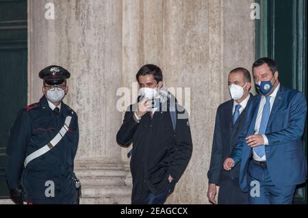 Rom, Italien. Februar 2021, 09th. ROM, ITALIEN - 09. Februar, iMatteo Salvini Lega Nord verlässt die Abgeordnetenkammer, um Mario Draghi zu treffen, in Rom, Dienstag, 9. Februar 2021. Der ehemalige Chef der Europäischen Zentralbank Draghi berät sich mit Italiens Fraktionsparteien, nachdem er von Präsident Sergio Mattarella ausgewählt wurde, um zu versuchen, eine Regierung zusammenzustellen, die das verschuldete Land durch die Wirtschafts- und Gesundheitskrise führt, vor der es in Rom am 09. Februar 2021 steht. Kredit: Unabhängige Fotoagentur/Alamy Live Nachrichten Stockfoto