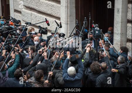 Rom, Italien. Februar 2021, 09th. ROM, ITALIEN - 09. Februar, ledder Silvio Berlusconi Forza Italia tritt in die Abgeordnetenkammer, um Mario Draghi, in Rom, Dienstag, 9. Februar 2021 zu treffen. Der ehemalige Chef der Europäischen Zentralbank Draghi berät sich mit Italiens Fraktionsparteien, nachdem er von Präsident Sergio Mattarella ausgewählt wurde, um eine Regierung zusammenzustellen, die das verschuldete Land durch die Wirtschafts- und Gesundheitskrise führen soll, vor der es in Rom am 09. Februar 2021 steht. Kredit: Unabhängige Fotoagentur/Alamy Live Nachrichten Stockfoto