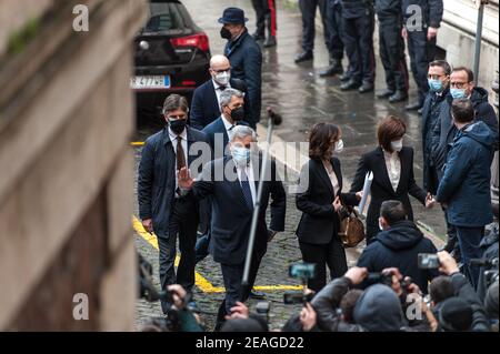 Oma, Italien. , . 09. Februar, Antonio Tajani politischen Exponenten von Forza Italia betritt die Abgeordnetenkammer zu Mario Draghi, in Rom, Dienstag, 9. Februar 2021 zu treffen. Der ehemalige Chef der Europäischen Zentralbank Draghi berät sich mit den fraktionellen Parteien Italiens, nachdem er von Präsident Sergio Mattarella ausgewählt wurde, um eine Regierung zusammenzustellen, die das verschuldete Land durch die Wirtschafts- und Gesundheitskrise führen soll, der es in Rom gegenübersteht, Februar 09, 2021. (Foto: IPA/Sipa USA) Quelle: SIPA USA/Alamy Live News Stockfoto