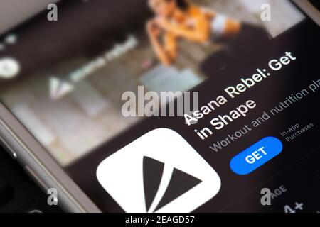 Guilherand-Granges, Frankreich - 08. Februar 2021. Smartphone mit Asana Rebel Logo. App für gesunden Lebensstil. Stockfoto