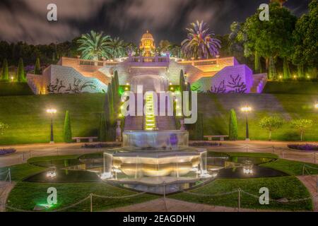 Nachtansicht der Bahai-Gärten in Haifa, Israel Stockfoto