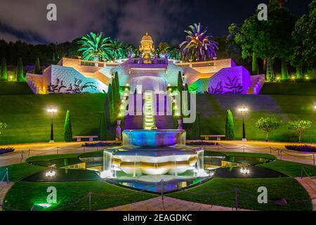 Nachtansicht der Bahai-Gärten in Haifa, Israel Stockfoto