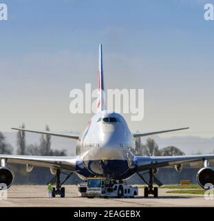 LONDON, ENGLAND - 2019. MÄRZ: British Airways Boeing 747 'Jumbo Jet' wird von einem Traktorschlepper zum Abflug vom Terminal zurückgedrängt Stockfoto