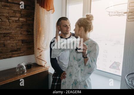 Valentinstag zu Hause. Romantische Beziehung Qualität Zeit. Paar langsamen Tag verbrachte drinnen, trinken Kaffee und Umarmung in der Küche Stockfoto