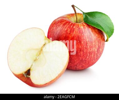 Reife rote Apfelfrucht mit Apfelhälfte ohne Samen und Apfelblatt isoliert auf weißem Hintergrund. Rote Äpfel und Blatt mit Schneideweg Stockfoto