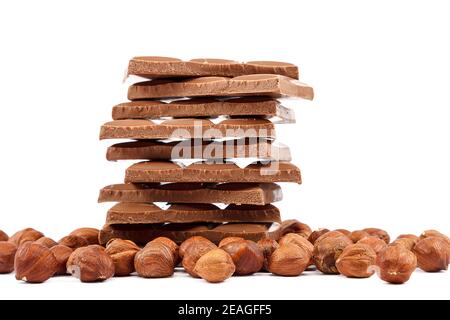 Schokolade Fliesen und Nüsse isoliert auf weißem Hintergrund. Stockfoto