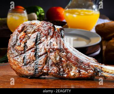 Frisch gegrillte Tomahawk-Steaks Stockfoto