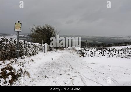 Auf der Nebenstraße von Longstone Edge nach Rowland in Derbyshire Stockfoto