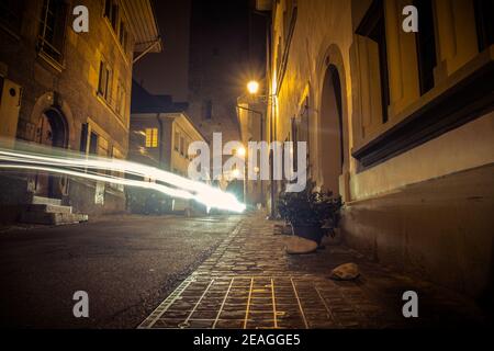 Landschaftsbild der 'Rue des Forgerons' in Fribourg, Schweiz, mit Lichtwegen im Vordergrund Stockfoto