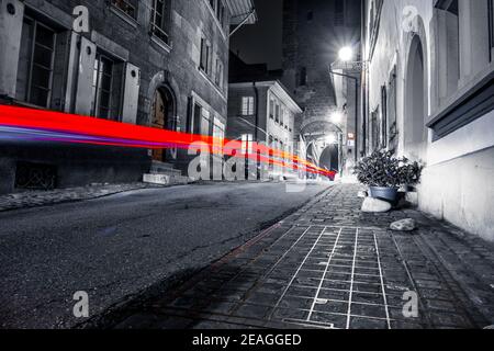 Landschaftsbild der 'Rue des Forgerons' in Fribourg, Schweiz, mit Lichtwegen im Vordergrund Stockfoto