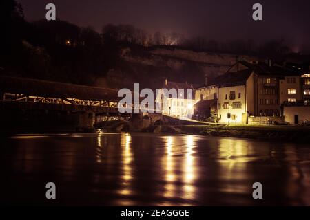 Landschaftsansicht der Altstadt von Freiburg, in der Schweiz, mit der Sarine und der Saint-Jean Brücke im Zentrum Stockfoto