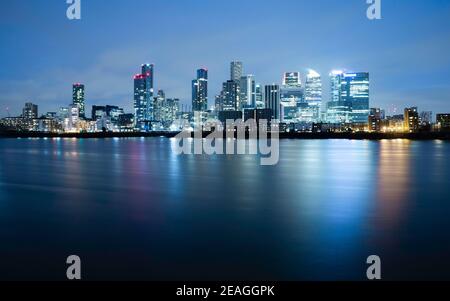 Canary Wharf, London, reflektiert in der Themse Stockfoto