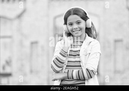 Glücklich energetische Mädchen Musik hören moderne Kopfhörer, Audio-Unterricht Konzept. Stockfoto