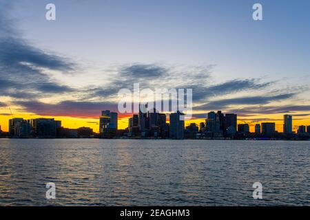 Boston City Wolkenkratzer, Custom House und Boston Waterfront bei Sonnenuntergang von East Boston, Boston, Massachusetts, USA. Stockfoto