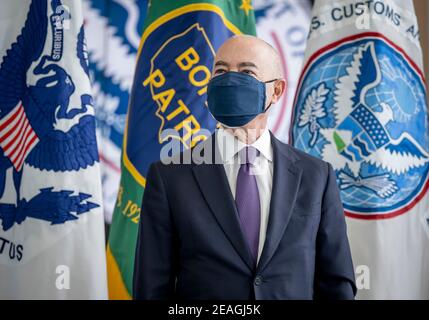 Der US-amerikanische Staatssekretär für innere Sicherheit Alejandro Mayorkas hält am 2. Februar 2021 im DHS-Hauptquartier in Washington, DC, eine Rede. Stockfoto