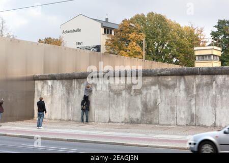 Berlin Deutschland Besucher spielen um einen erhaltenen Teil der Mauer im Dokumentationszentrum der Gedenkstätte C der Berliner Mauer in der Bernauer Straße. Stockfoto