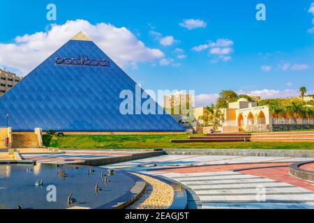 Musikbrunnen und eine blaue Pyramide im gan binyamin Park in Eilat, Israel Stockfoto