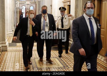 Washington, USA. Februar 2021, 09th. WASHINGTON, DC - 09. FEBRUAR: Der Abgeordnete Jim Jordan (R-OH) (L) schließt sich am ersten Tag seines zweiten Amtsenthebungsverfahrens im Senat am 09. Februar 2021 in Washington, DC Mitgliedern des Rechtsverteidigungsteams des ehemaligen Präsidenten Donald Trump an. Siebzehn Republikaner müssten sich allen 50 Demokraten anschließen, um Trump von der Anklage, der er gegenübersteht, „Aufwiegelung zum Aufstand“ zu verurteilen. (Foto: Chip Somodevilla/Getty Images) Quelle: SIPA USA/Alamy Live News Stockfoto