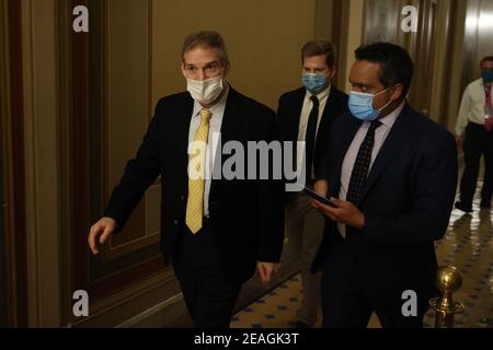 Washington, USA. Februar 2021, 09th. WASHINGTON, DC - 09. FEBRUAR: Der Abgeordnete Jim Jordan (R-OH) (L) schließt sich am ersten Tag seines zweiten Amtsenthebungsverfahrens im Senat am 09. Februar 2021 in Washington, DC Mitgliedern des Rechtsverteidigungsteams des ehemaligen Präsidenten Donald Trump an. Siebzehn Republikaner müssten sich allen 50 Demokraten anschließen, um Trump von der Anklage, der er gegenübersteht, „Aufwiegelung zum Aufstand“ zu verurteilen. (Foto: Chip Somodevilla/Getty Images) Quelle: SIPA USA/Alamy Live News Stockfoto