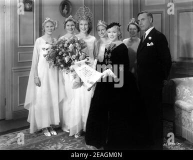 MARY PICKFORD akzeptiert die Einladung, als erste weibliche Grand Marshal bei der 44th Pasadena Rose Tournament am 2nd. Januar 1933 von Tournament Association President D.E. zu dienen McDANELD mit hinter Miss DOROTHY EDWARDS vor kurzem ernannt Königin des Turniers und ihr Gericht am Set offen während der Pause in den Dreharbeiten von GEHEIMNISSEN 1933 Regisseur FRANK BORZAGE spielen Rudolph Besier und May Edginton Drehbuch Frances Marion Kostüme Gilbert Adrian Mary Pickford Company / United Artists Stockfoto