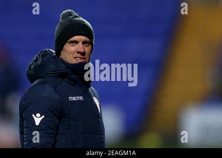 Birkenhead, Großbritannien. Februar 2021, 09th. Alex Revell, Manager von Stevenage, schaut zu. EFL Skybet Football League Two match, Tranmere Rovers gegen Stevenage im Prenton Park, Birkenhead, Wirral am Dienstag, 9th. Februar 2021. Dieses Bild darf nur für redaktionelle Zwecke verwendet werden. Nur redaktionelle Verwendung, Lizenz für kommerzielle Nutzung erforderlich. Keine Verwendung in Wetten, Spiele oder ein einzelner Club / Liga / Spieler Publikationen.pic von Chris Stading / Andrew Orchard Sport Fotografie / Alamy Live News Kredit: Andrew Orchard Sport Fotografie / Alamy Live News Stockfoto