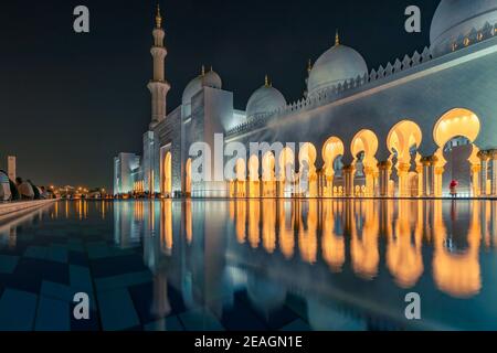 Abu Dhabi, Vereinigte Arabische Emirate - 12,02.2017: Nacht in der Großen Weißen Moschee von Abu Dhabi. Menschen, die afte Gebete. Stockfoto