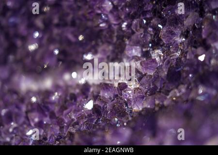 Purpurner Amethyst-Stein. Amethyst Hintergrund. Steinstruktur Stockfoto