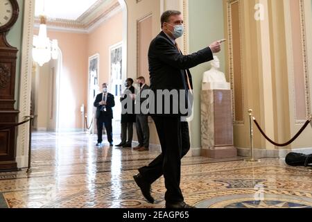 Washington, DC, USA. Februar 2021, 9th. US-Senator Mark Warner (Demokrat von Virginia) trägt eine Schutzmaske, während er am Dienstag, den 9. Februar 2021, zur Senatskammer des US-Kapitols in Washington, DC, USA, geht. Der Senat beginnt heute Donald Trumps zweites Amtsenthebungsverfahren mit einem Streit darüber, ob das Verfahren verfassungsgemäß ist, da eine Reihe konservativer Anwälte die Behauptung des Verteidigungsteams ablehnen, dass ein ehemaliger Präsident nicht vom Kongress wegen eines Verbrechens verurteilt werden kann. Quelle: Stefani Reynolds/Pool via CNP Quelle: dpa/Alamy Live News Stockfoto