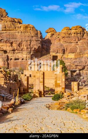 Temenos Tor vor dem Qasr al Bint in Petra, Jordanien Stockfoto