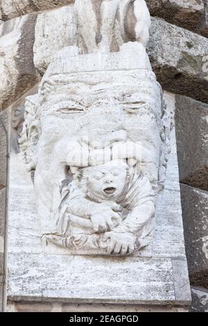 Leipzig Deutschland die Erleichterung auf dem Neuen Rathaus der "durch ihre Steuerlast verzehrten Bürgerin. (Relief der 'den BŸrger verschlingenden Steuerlas Stockfoto