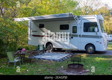 Freizeitfahrzeug auf dem Campingplatz im Blue Licks Battlefield State Resort Park in Kentucky Stockfoto