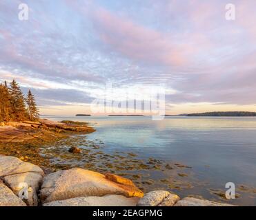 Deer Isle, Maine: Farbenprächtiger Sonnenuntergang entlang der Küste der Jericho Bay Stockfoto