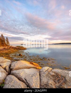 Deer Isle, Maine: Farbenprächtiger Sonnenuntergang entlang der Küste der Jericho Bay Stockfoto