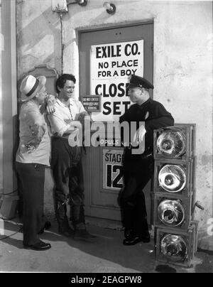 DOUGLAS FAIRBANKS Jr außerhalb der Universal Studios Sound Stage 12 mit Studio-Elektriker MAX HARRISON und Studio Polizist JOHN WHITE hinter Die Szenen offen während der Herstellung des EXILS 1947 Regisseur MAX OPHULS Produzent Douglas Fairbanks Jr Fairbanks Company / Universal - International Stockfoto