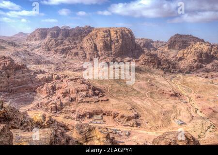 Luftaufnahme des römischen Theaters, Al Habis Berg, Qasr al Bint, Kolonnadenstraße, großer Tempel und Tempel der geflügelten Löwen in Petra, Jordanien Stockfoto