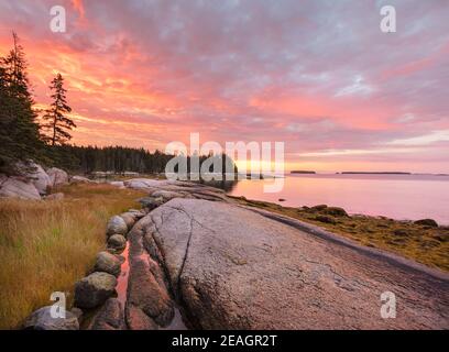 Deer Isle, Maine: Farbenfroher Sonnenaufgang an der Küste der Jericho Bay Stockfoto