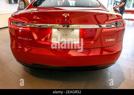 Los Angeles, California, Vereinigte Staaten von Amerika - 21. August 2018: Rückansicht des roten Tesla Elektroautos, Modell S, in Santa Monica Tesla Geschäft von Los Stockfoto