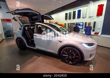 Los Angeles, California, Vereinigte Staaten von Amerika - 21. August 2018: Rückansicht des weißen Tesla Elektro-SUV Modell X mit Falkenflügeln Türen in Santa Stockfoto