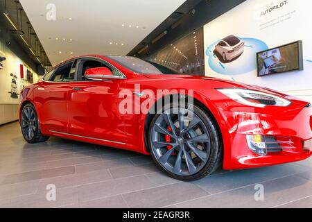 Los Angeles, California, Vereinigte Staaten von Amerika - 21. August 2018: Rotes Tesla-Elektroauto, Modell S, in Santa Monica Tesla Geschäft von Los Angeles. Stockfoto