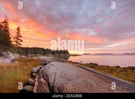 Deer Isle, Maine: Farbenfroher Sonnenaufgang an der Küste der Jericho Bay Stockfoto