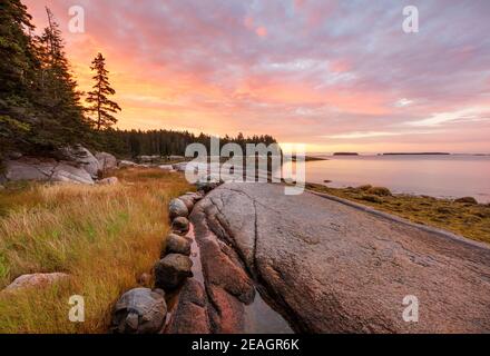 Deer Isle, Maine: Farbenfroher Sonnenaufgang an der Küste der Jericho Bay Stockfoto