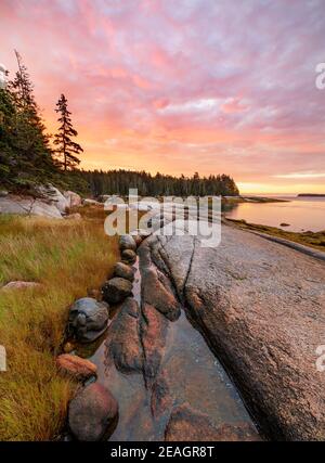 Deer Isle, Maine: Farbenfroher Sonnenaufgang an der Küste der Jericho Bay Stockfoto